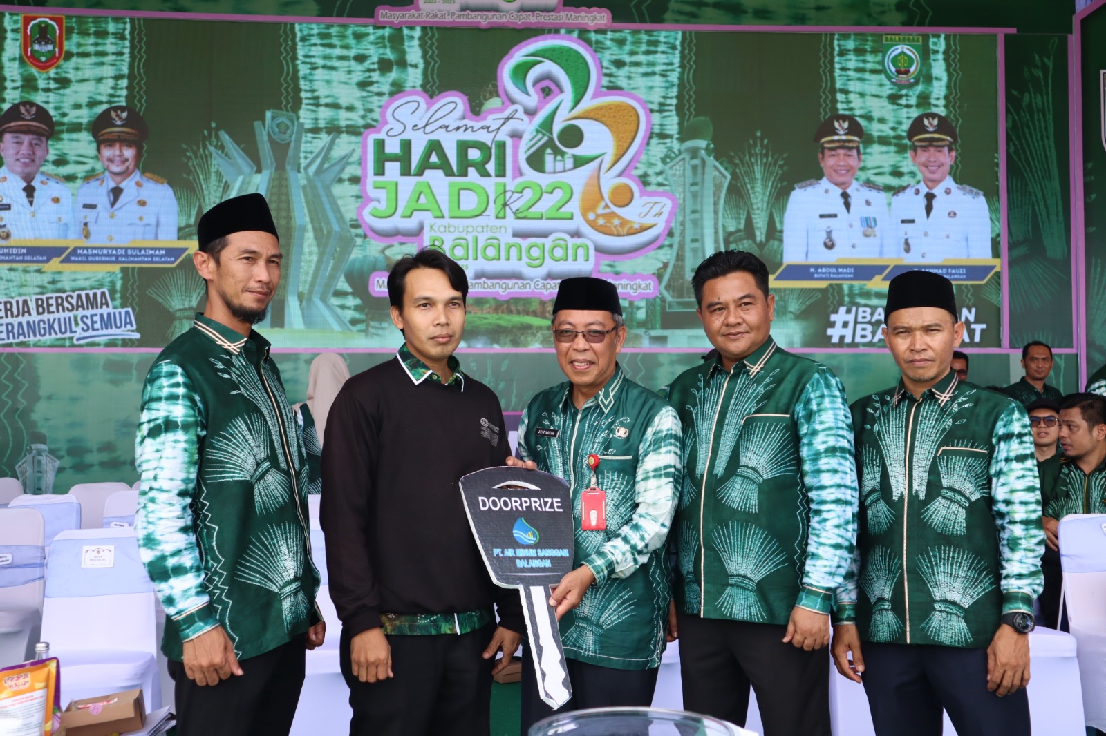 PARTISIPASI:Direktur Utama PT Air Minum Sanggam Balangan, Arie Widodo SE ME menyerahkan Hadiah Doorprize di HUT ke-22 Kabupaten Balangan.
