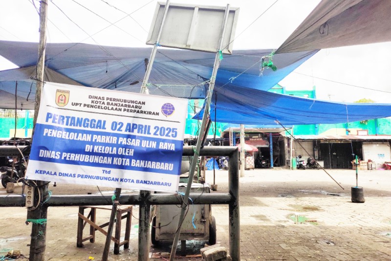 PARKIR: Suasana parkir di halaman Pasar Ulin Raya, Minggu (13/4). Sejak 2 April 2025, pengelolaan parkir resmi diambil alih Dishub Banjarbaru dari pihak ketiga.