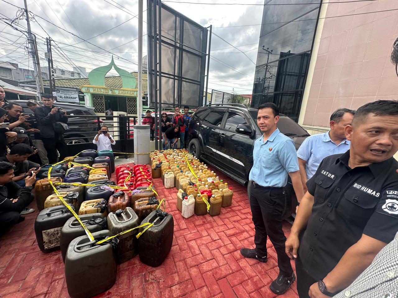 BARANG BUKTI: Solar bersubsidi diamankan Ditreskrimsus Polda Kalsel karena dijual di atas harga eceran tertinggi. (Foto: Muhammad Oscar Fraby/Radar Banjarmasin)