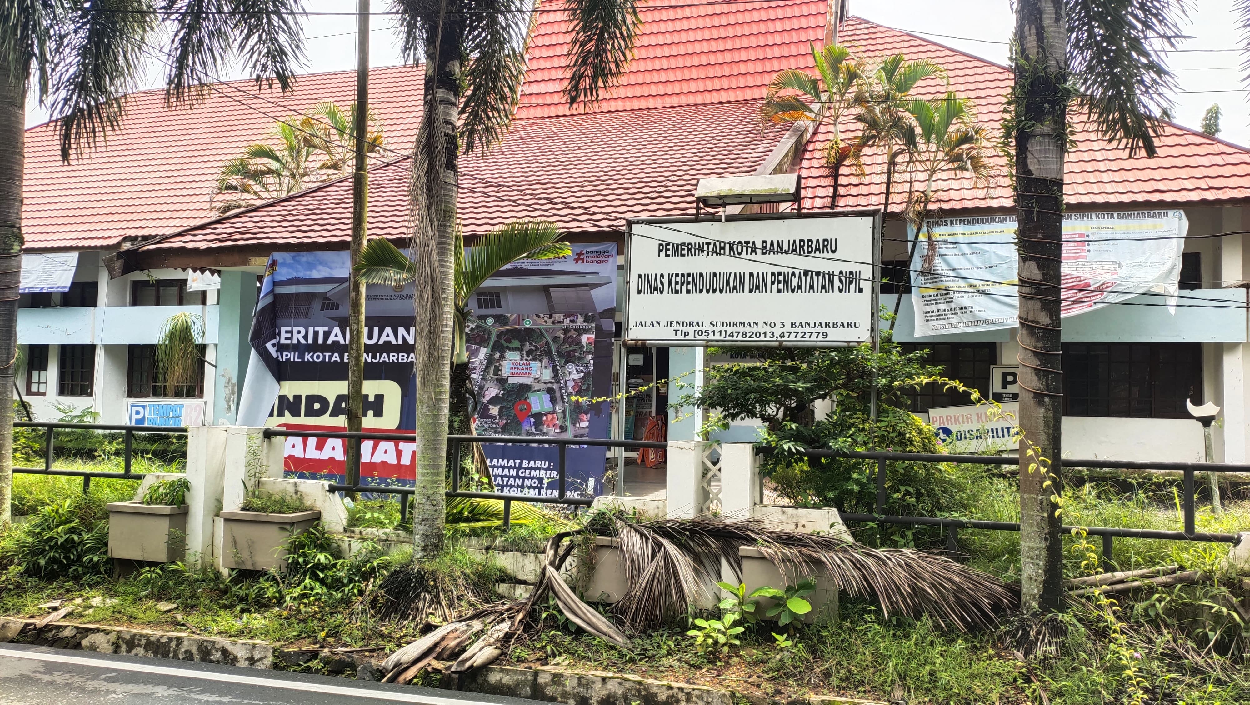 KANTOR LAMA: Spanduk pemberitahuan perpindahan kantor Disdukcapil Kota Banjarbaru terpasang di halaman gedung lama.