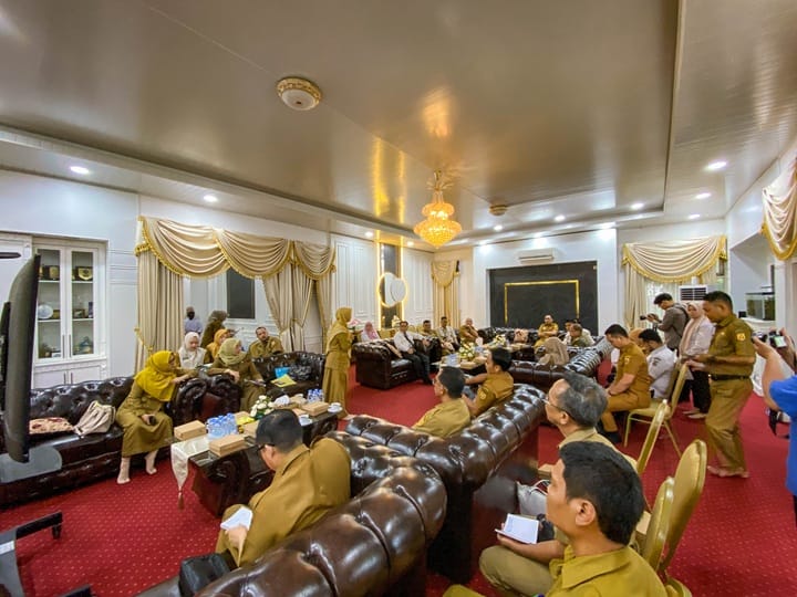 FINALISASI:Suasana rakor yang dihadiri oleh para Kepala SKPD dan perwakilan instansi vertikal di Rumah Dinas Wali Kota Banjarbaru, Senin (14/4/2025).