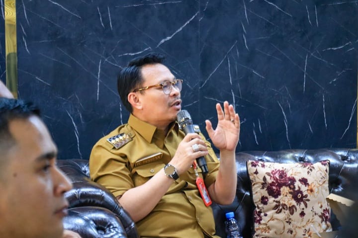 DISKUSI:Pj Wali Kota Banjarbaru, Subhan Nor Yaumil bicara tentang hari jadi kota Banjarbaru di Rumah Dinas Wali Kota Banjarbaru, Senin (14/4/2025).(Foto-foto:MC Banjarbaru)