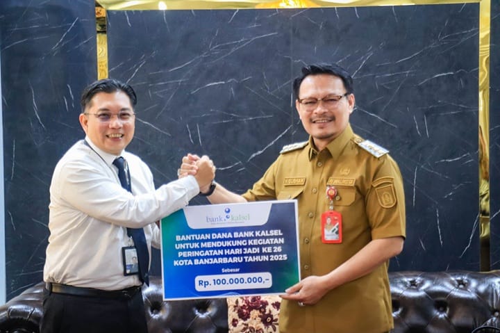 SOKONG:Bank Kalsel menyerahkan dana bantuan untuk mendukung memeriahkan Hari Jadi Ke-26 Kota Banjarbaru.