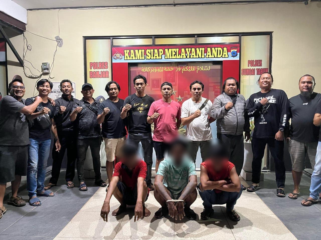 DITANGKAP: Tiga pemuda pelaku pengeroyokan di Sungai Tabuk, Kabupaten Banjar usai dibekuk oleh Satreskrim Polres Banjar, pada Sabtu (12/4/2025) malam