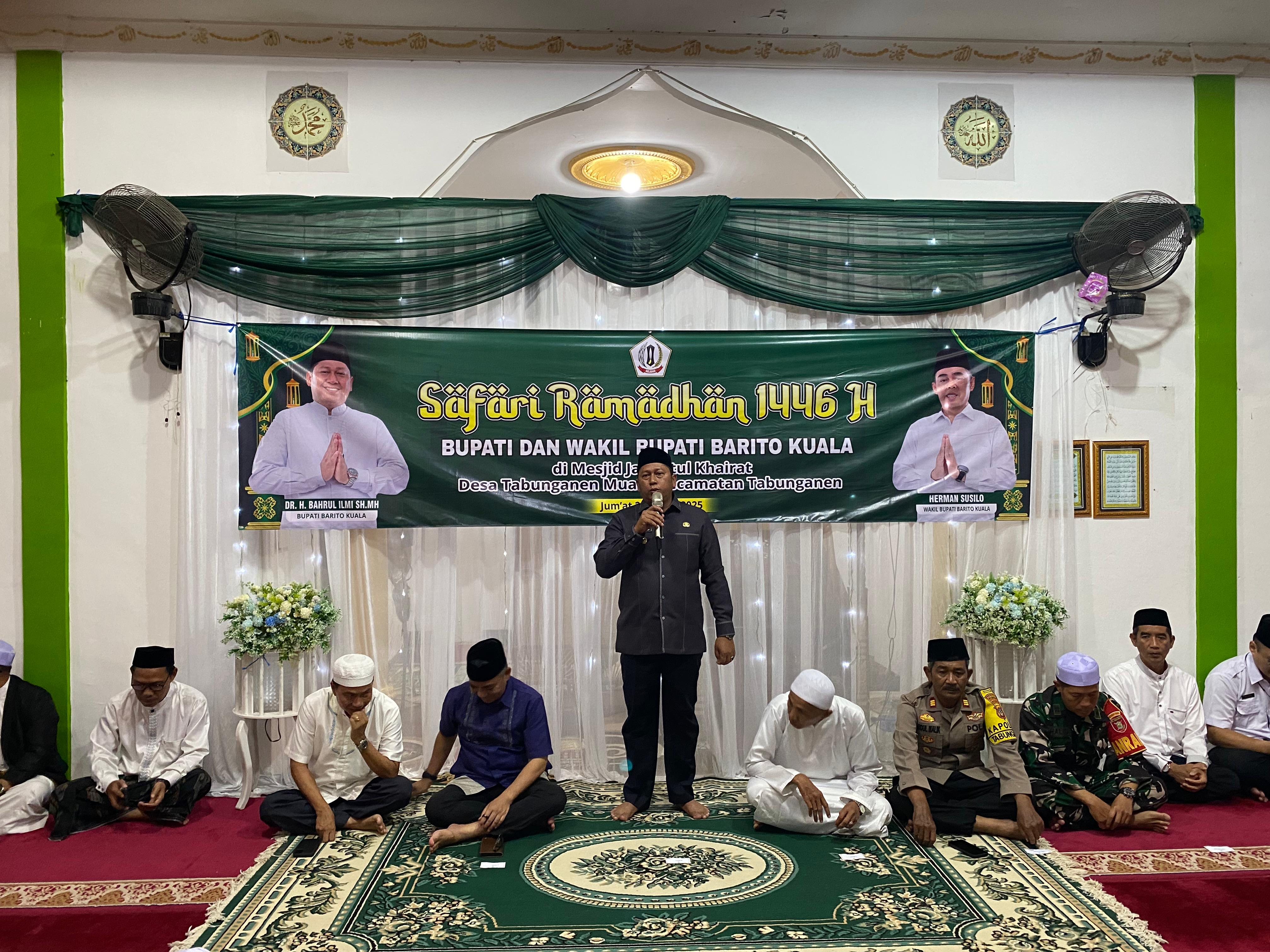 SAFARI RAMADAN:Bupati Barito Kuala H Bahrul Ilmi saat memberikan sambutan dihadapan masyarakat Tabunganen.