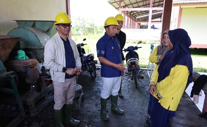 TINJAU LOKASI:Bupati Batola H Bahrul Ilmi meninjau lokasi TPA Batola di Tebing Rimbah.