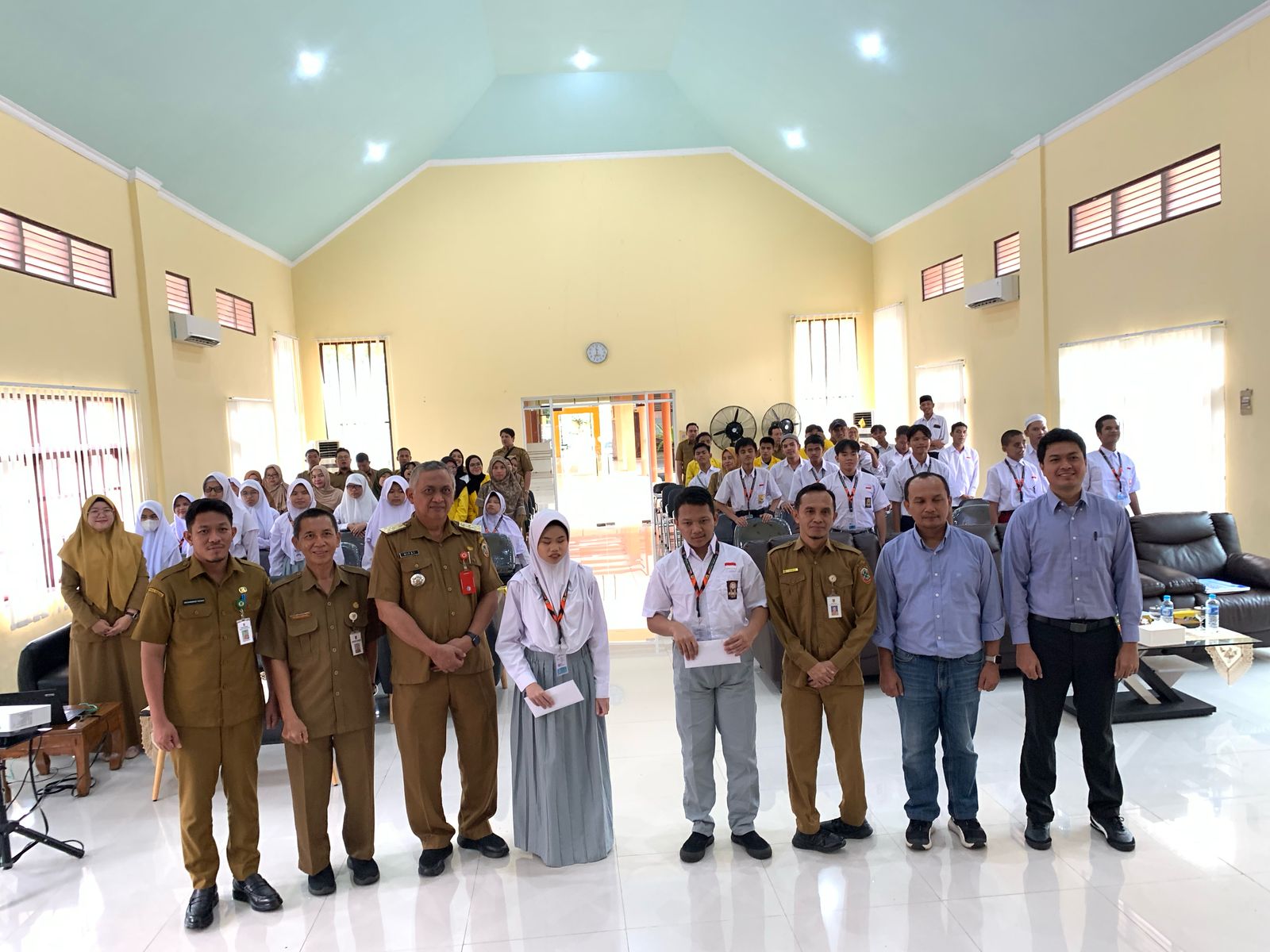 MOMEN: Plt Kadinsos Kalsel, Kepala Panti Fajar Harapan, dan Perwakilan PAMA BBSO bersama penerima manfaat bantuan beasiswa.