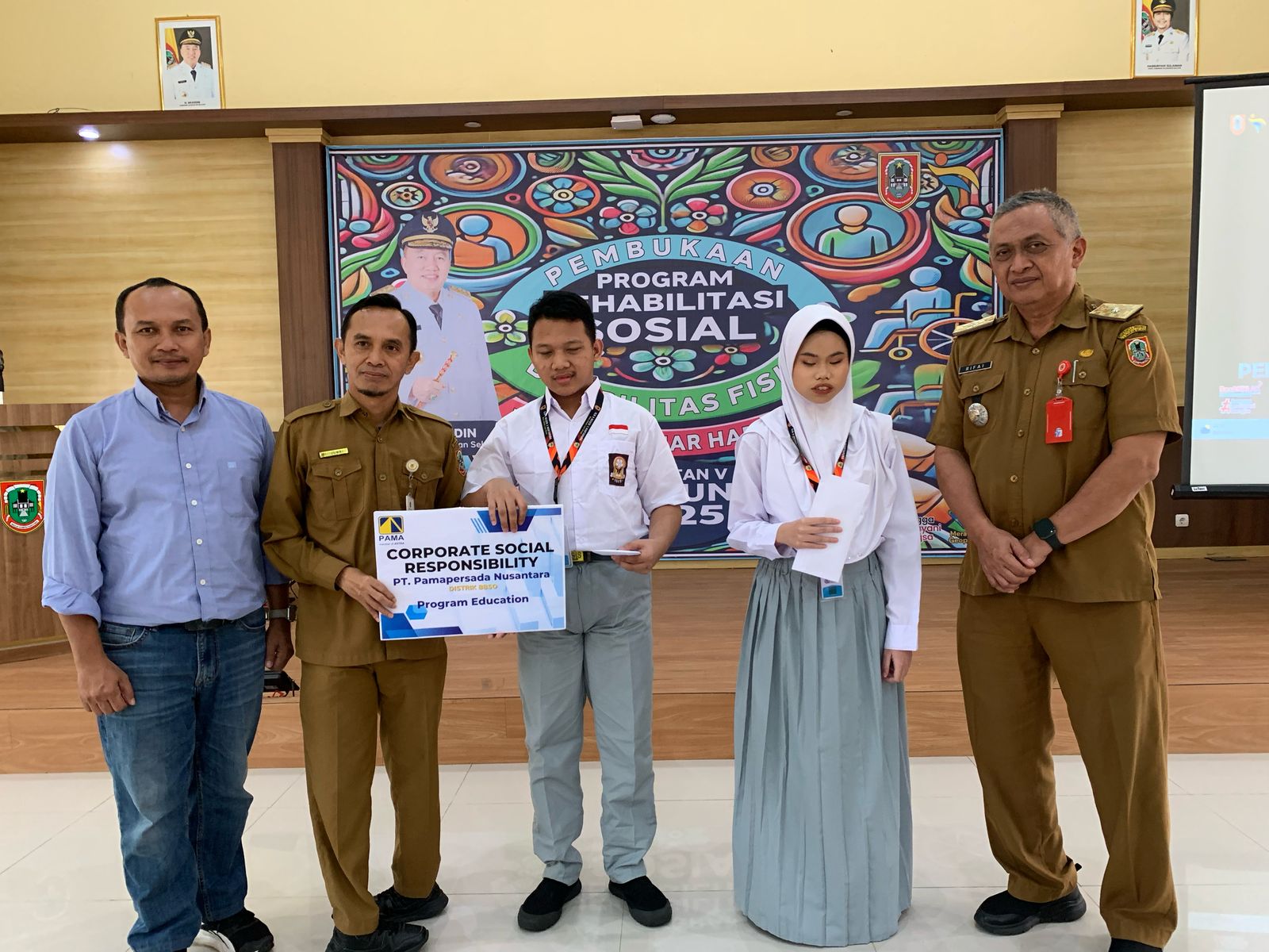 BANTUAN: Menyerahkan bantuan kepada penyandang disabilitas di Panti Fajar Harapan.