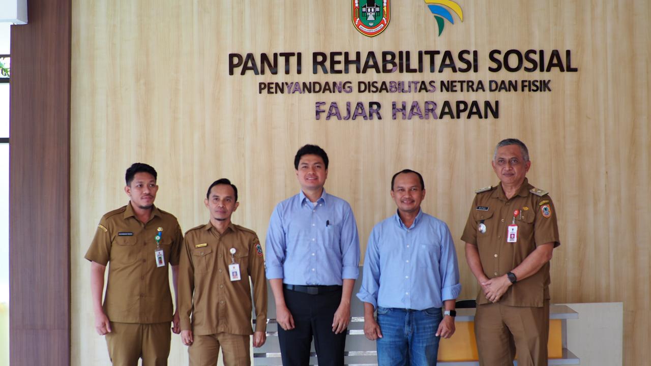 BERSAMA: Plt Kadinsos Kalsel, Kepala Panti Fajar Harapan, dan Perwakilan PAMA BBSO