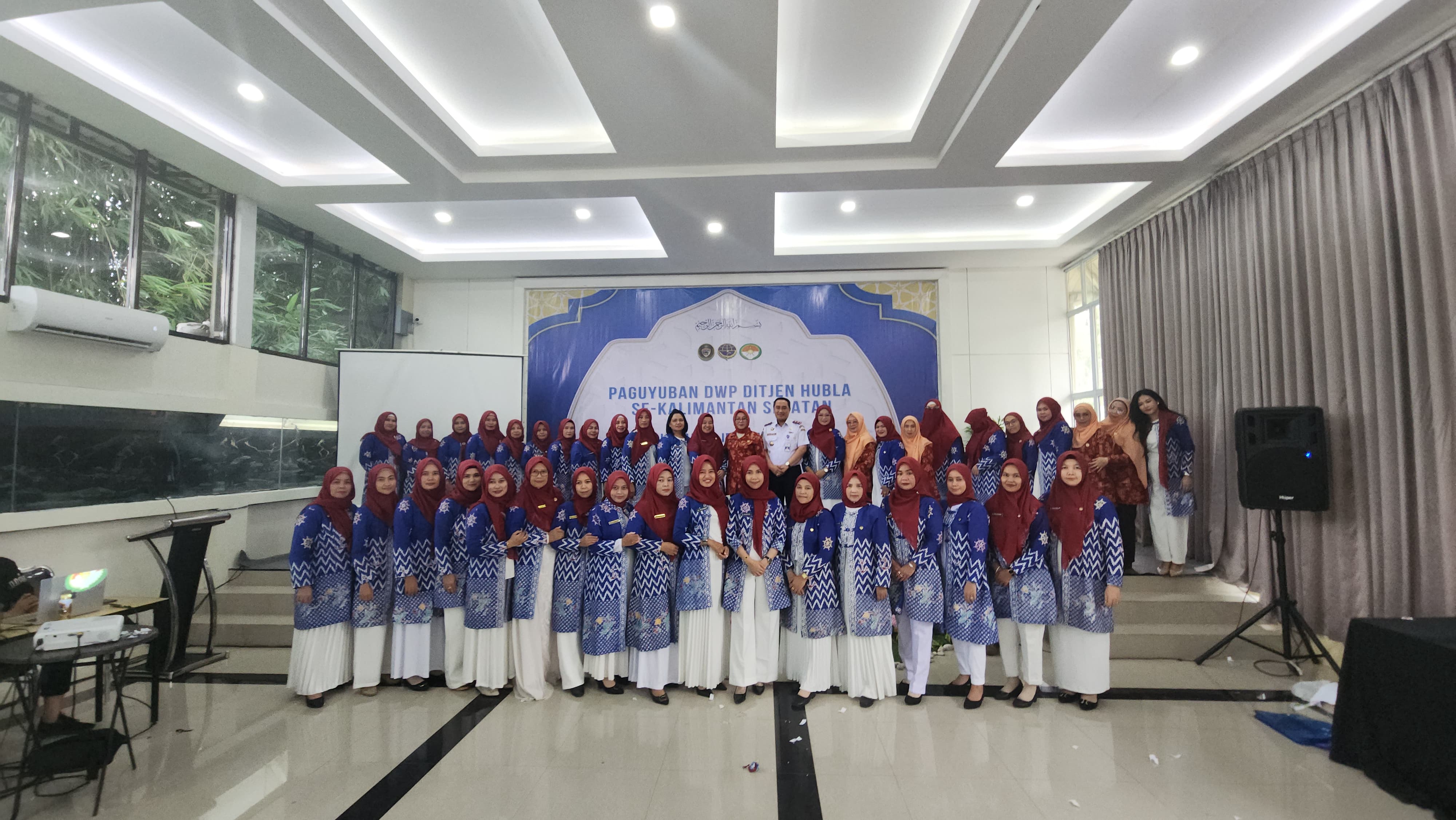 SOLID: Para anggota Paguyuban DWP Ditjen Hubla se-Kalsel berfoto bersama di acara halal bihalal idul Fitri 1446 Hijriah di Bukit Bintang Park and Resort Banjarbaru, Senin (14/4/2025).
