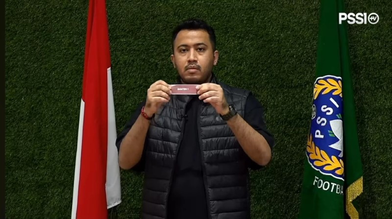 DRAWING: Exco PSSI, Muhamad menjadi pengundi dalam drawing ulang Liga 4 Putaran Nasional 2024/2025.