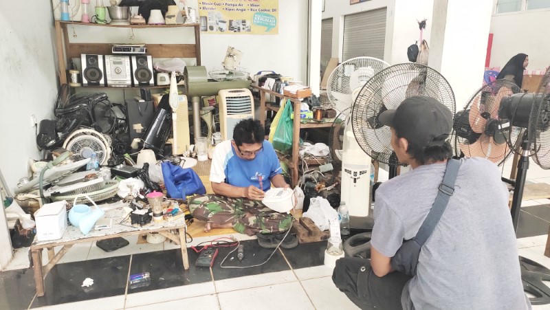 SEDERHANA: Tempat Bahrani (55) memperbaiki peralatan elektronik di Pasar Bauntung Banjarbaru, Jumat (5/4).