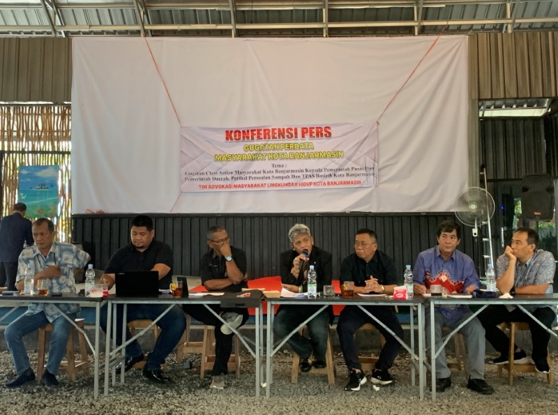 MENGGUGAT: Tim Advokasi Masyarakat Lingkungan Hidup (AMLH) memberikan keterangan pers di Banjarmasin, Selasa (15/4).