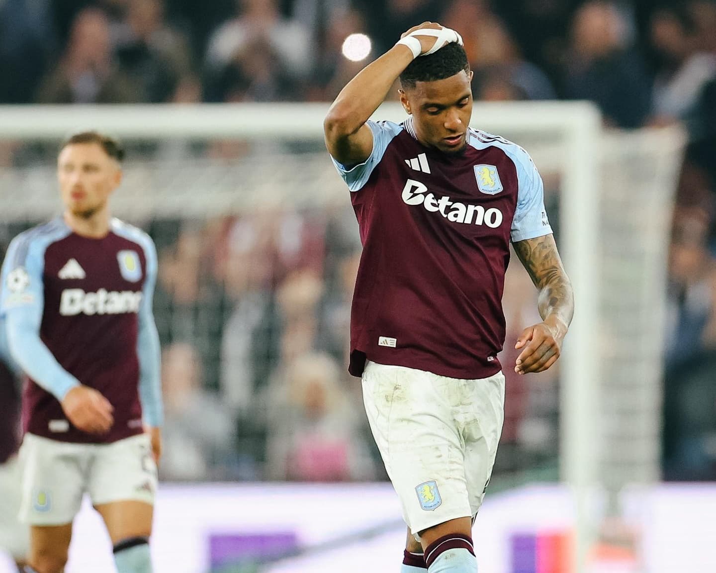 PUPUS:Pemain Aston Villa, Ezri Konsa tertunduk lesu timnya gagal melangkah ke semifinal Liga Champions.(IG Aston Villa)