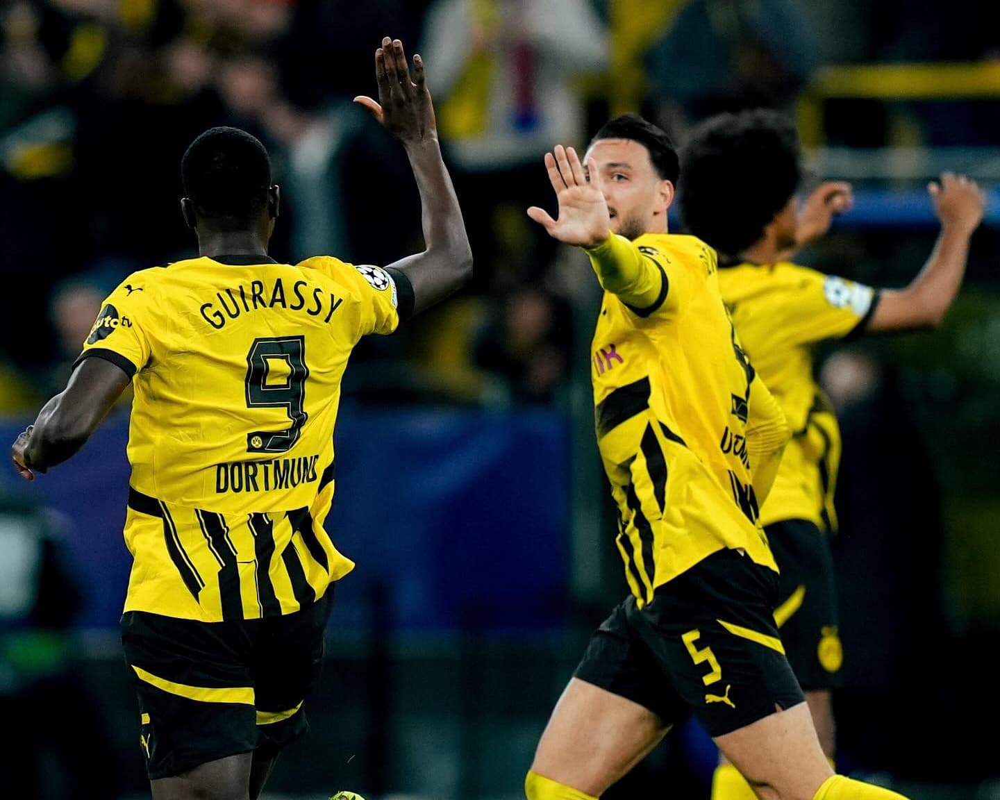 PRODUKTIF:Serhou Guirassy selebrasi usai mencetak gol ke gawang Barcelona di Signal Iduna Park, Rabu (16/4/2025) dini hari.(IG Dortmund)