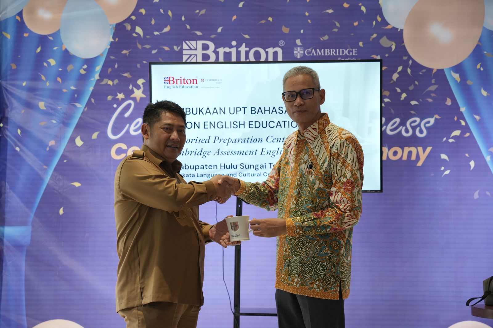 AUDIENSI:Bupati Kabupaten HST, Samsul Rizal (kiri) menerima cenderamata dari perwakilan Briton di Jakarta, Selasa (15/4/2025).