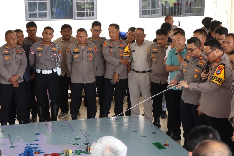 SKEMA PENJAGAAN: Pembagian tugas dalam operasi pengamanan PSU Pilwali Banjarbaru oleh Kabag Ops Polres Banjarbaru, Kompol Indra Agung Perdana Putra pada Selasa (15/4).