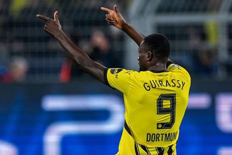SELEBRASI: Penyerang Borussia Dortmund, Serhou Guirassy berselebrasi setelah mencetak gol ke gawang Barcelona.