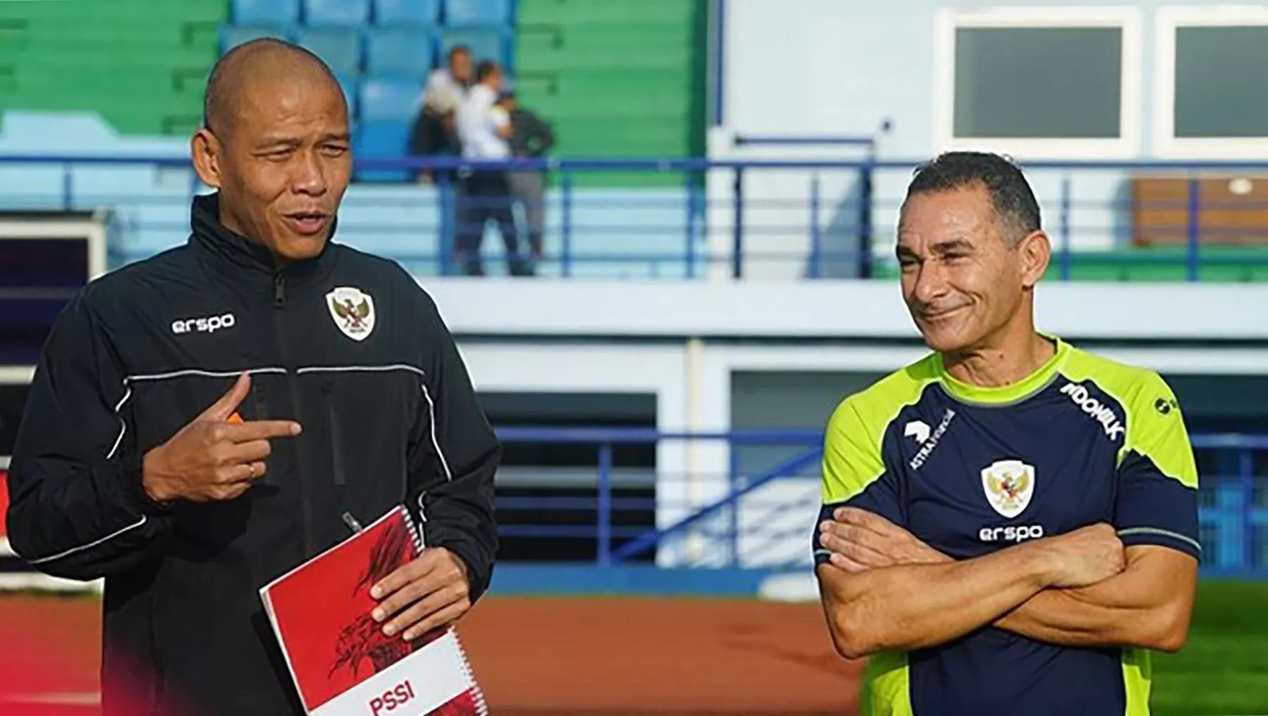 KANDIDAT: Nova Arianto (kiri) dan Gerald Vanenburg masuk kandidat sebagai pelatih Timnas Indonesia untuk SEA Games 2025.