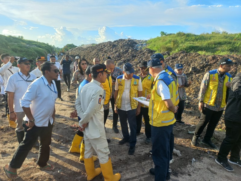 INSPEKSI: Tim dari Direktorat Sanitasi Dirjen Cipta Karya Kementerian Pekerjaan Umum ketika meninjau TPA Basirih, Rabu (16/4).