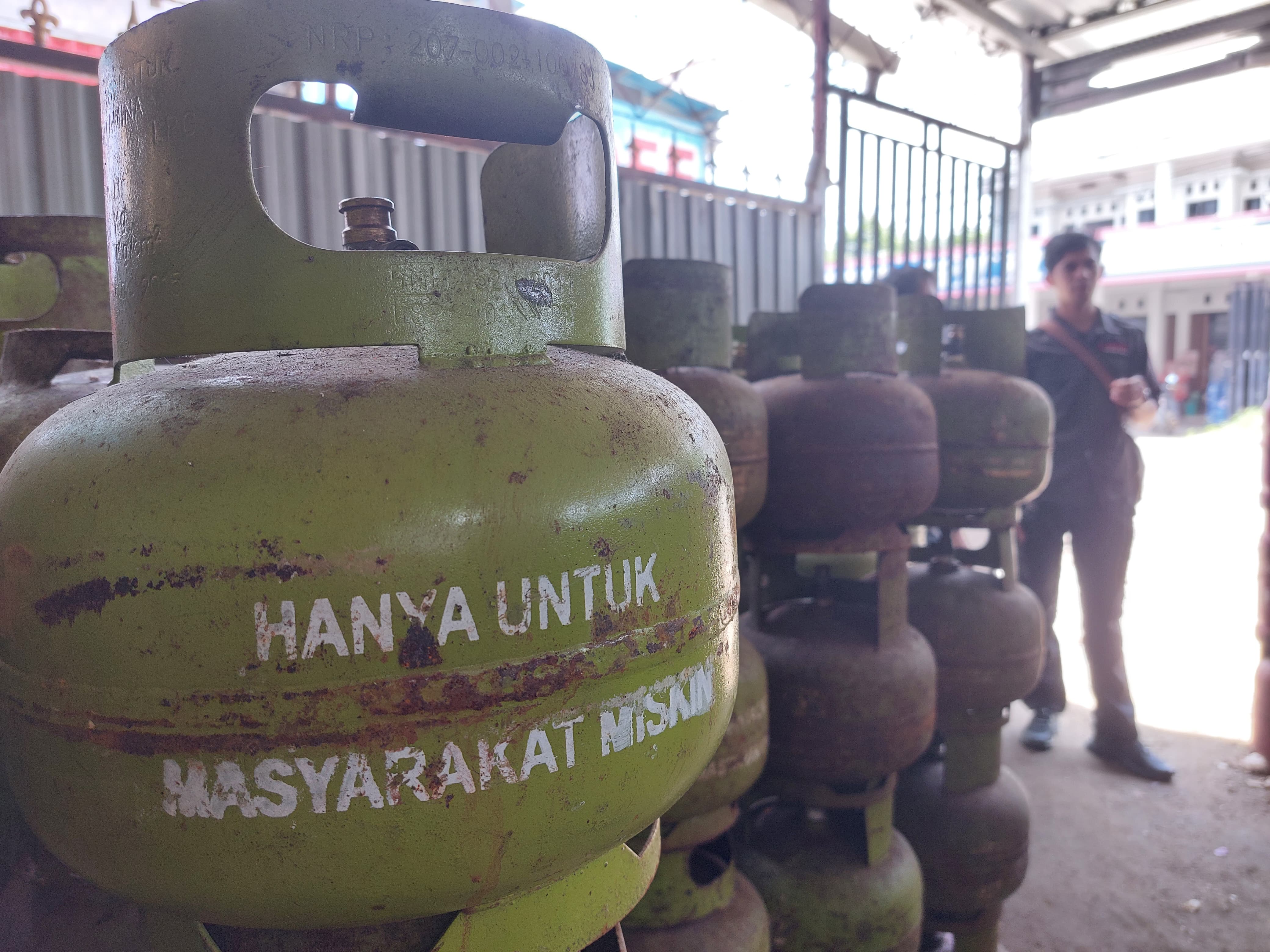 MAHAL: Warga mengeluhkan harga Gas LPG 3kg di eceran mahal. (Foto: Jamaluddin/Radar Banjarmasin)