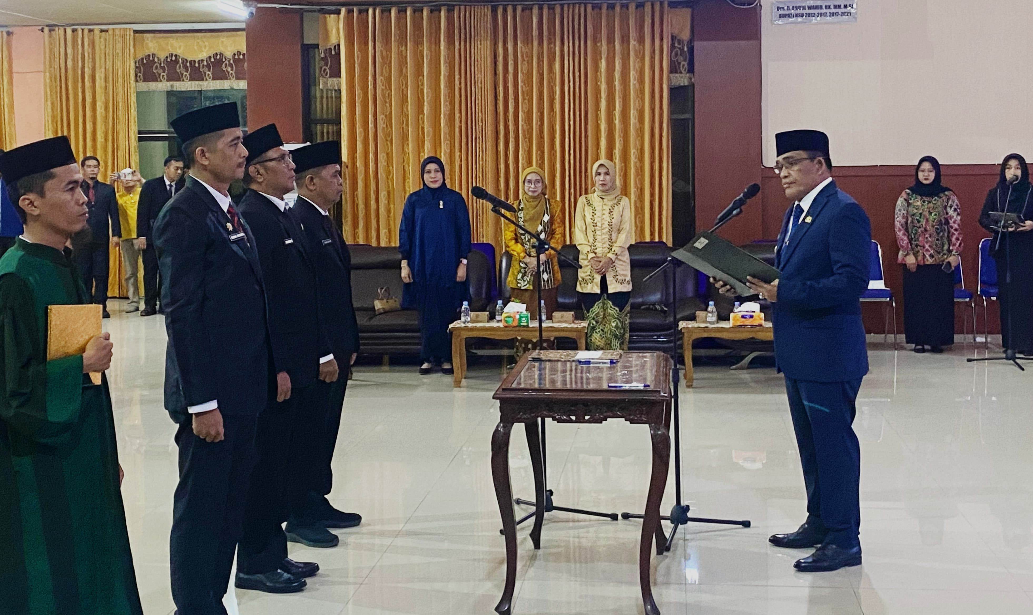 PELANTIKAN: Bupati Kabupaten HSU H Sahrujani, melantik dan mengambil sumpah jabatan tiga pejabat tinggi pratama di lingkungan Pemkab HSU, Rabu (16/4/2025) di Aula Dr KH Idham.