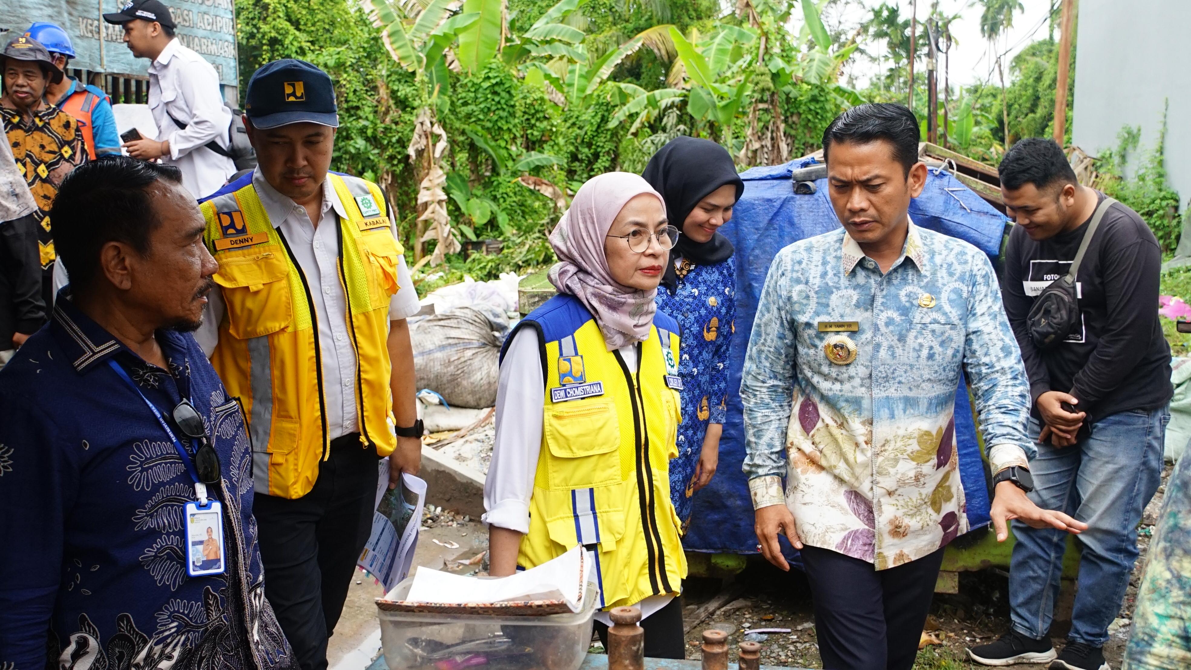 PENINJAUAN:Direktur Jenderal Cipta Karya Kementerian Pekerjaan Umum RI, Dewi Chomistriana meninjau TPAS Basirih, Kamis (17/4/2025).(Foto:Pemko Banjarmasin)