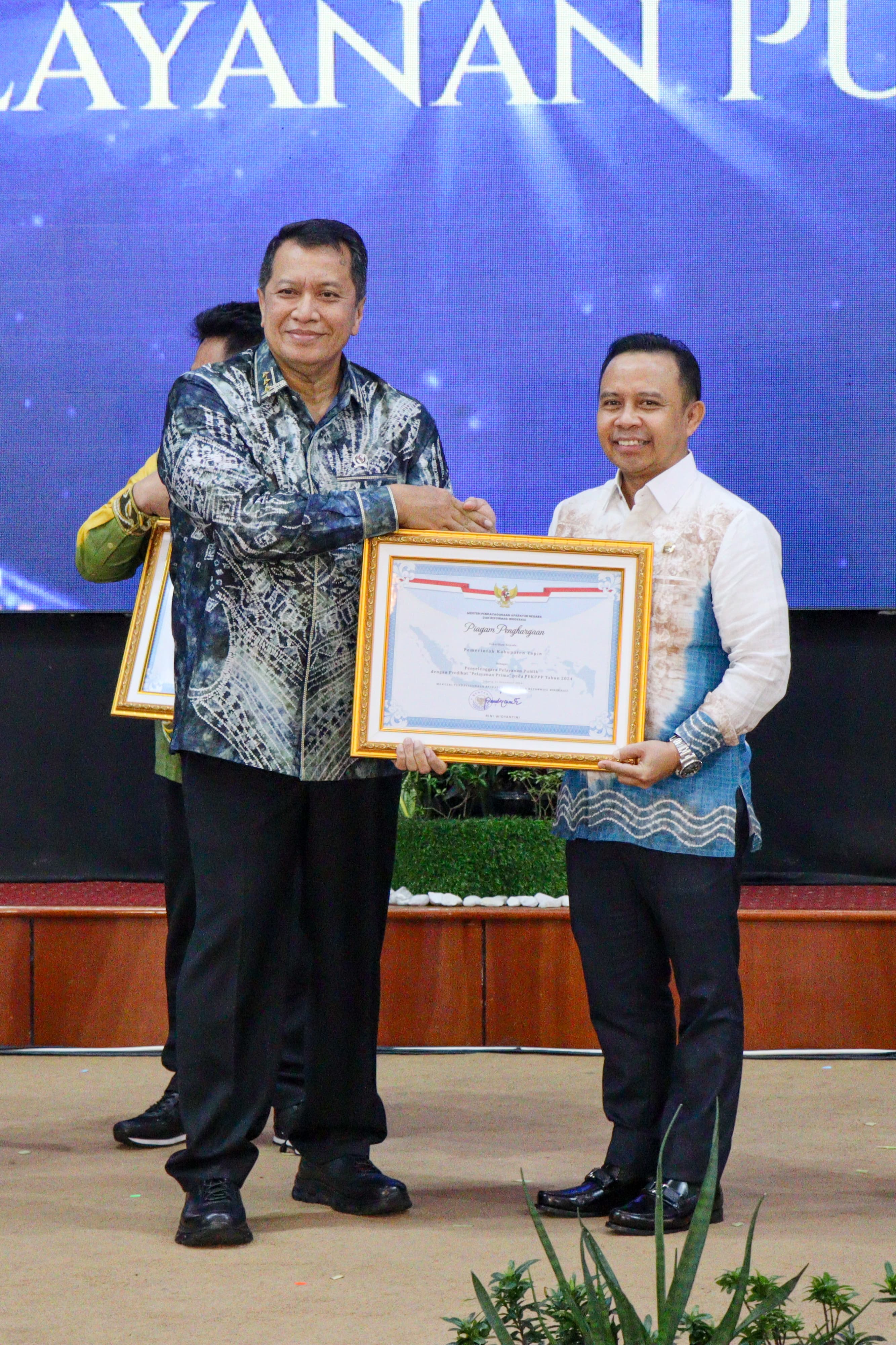 MEMBANGGAKAN:Kabupaten Tapin raih dua penghargaan dari Kementerian Pendayagunaan Aparatur Negara Reformasi Birokrasi (Kemenpan RB) RI, Kamis (17/4/2025).