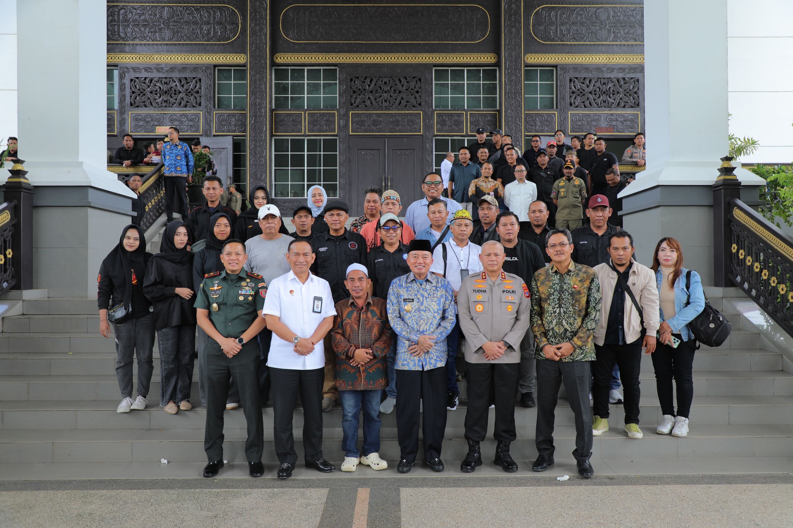 AKRAB:Gubernur Kalsel, H Muhidin berfoto bersama anggota Ormas SAKUTU di depan Kantor Gubernur Kalsel, Banjarbaru, Kamis (17/4/2025).