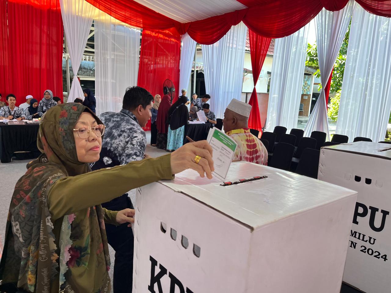 PEMUNGUTAN SUARA: Suasana pemungutan suara Pilkada 27 November lalu. KPU RI dan Bawaslu RI akan melakukan monitoring pelaksanaan PSU Pilwali Banjarbaru, Sabtu (19/4/2025).