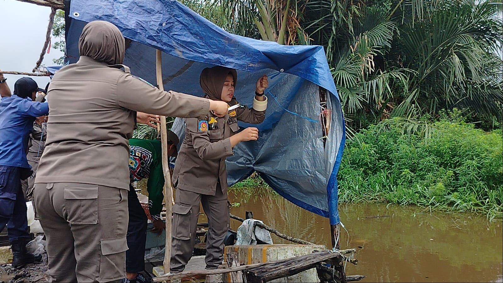 Petugas Satpol PP Barito Kuala membongkar lapak-lapak pedagang yang berjualan di bantaran Sungai Semangat, Handil Bakti, Kamis (17/4/2025).