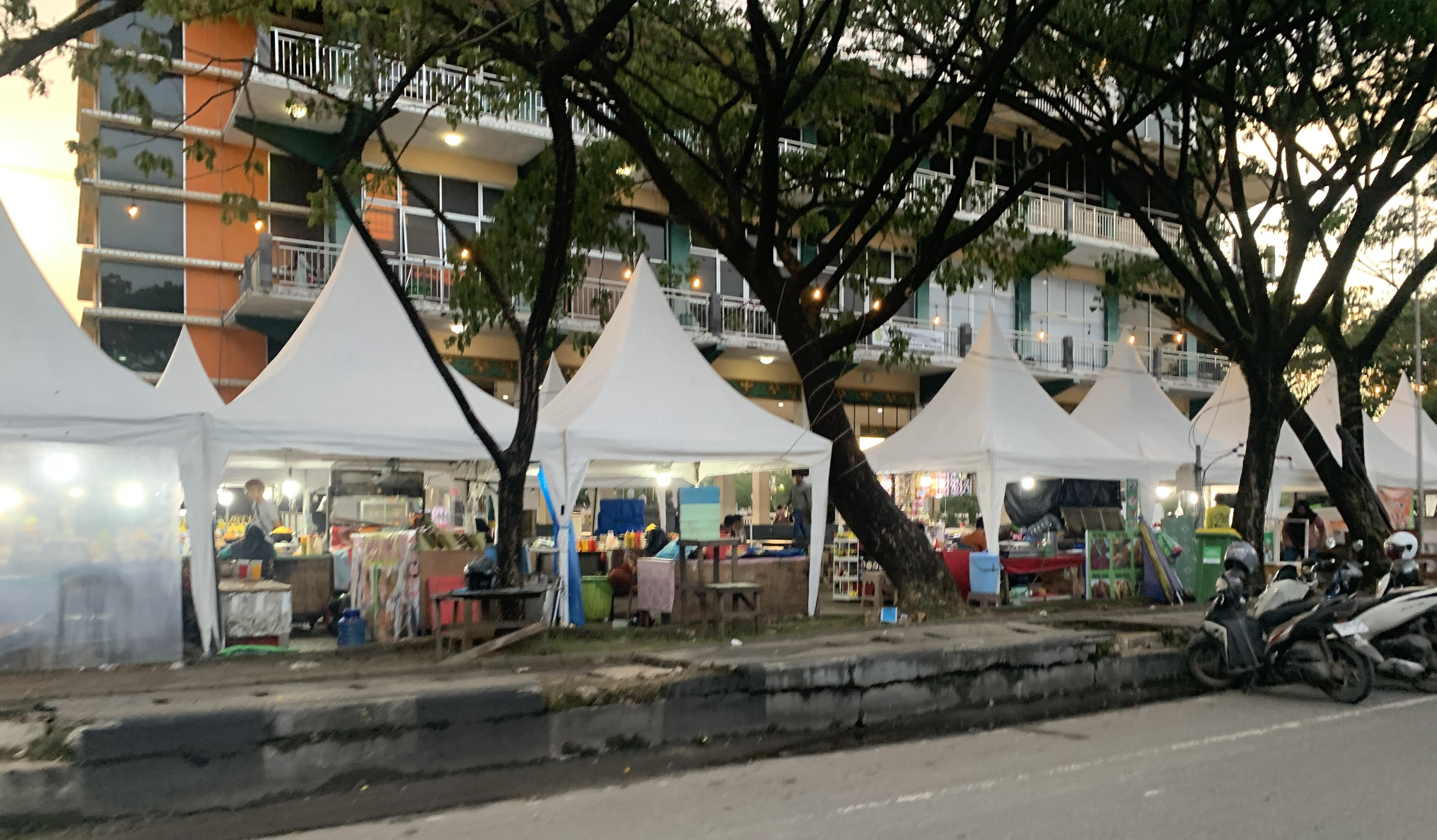 TENDA PEDAGANG: Disporapar Banjarmasin akan menata PKL di kawasan objek wisata Siring Menara Pandang.