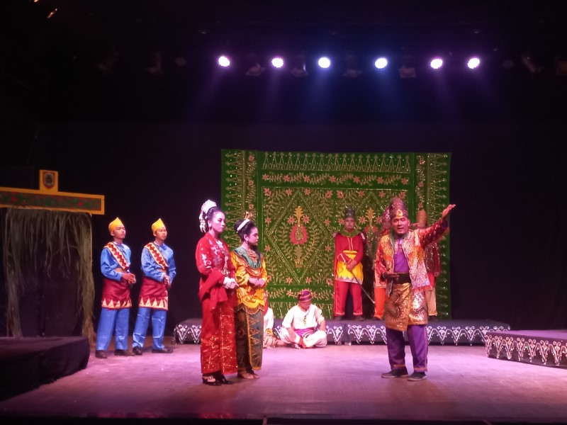 LAKON: Pertunjukan teater berjudul "Banyu Mata Bapindua Kasih" di Gedung Balairung Sari, Taman Budaya Kalsel, Banjarmasin Utara, Rabu (16/4) malam.