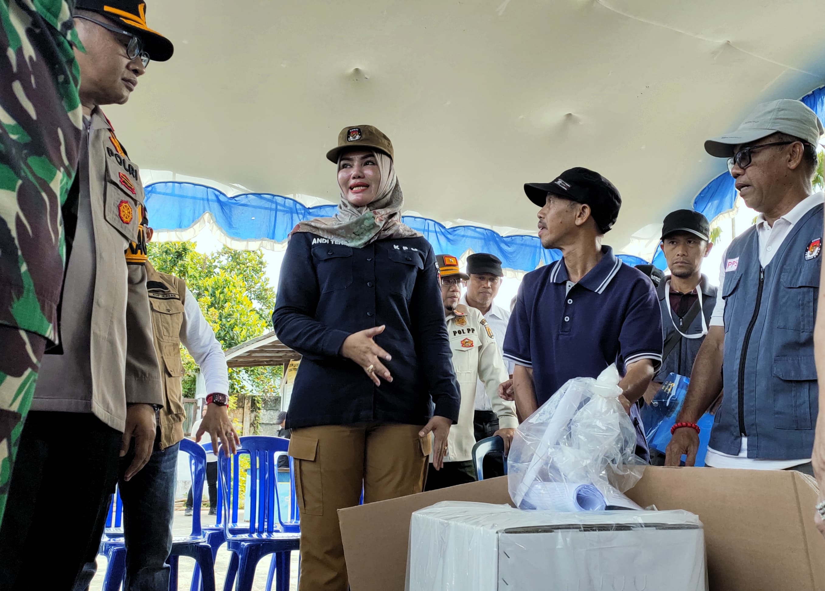 PENGECEKAN: Ketua KPU Kalsel, Andi Tenri Sompa bersama pihak penyelenggara PSU Banjarbaru melakukan pengecekan langsung distribusi logistik di TPS 13, Guntung Paikat, Banjarbaru, Jumat (18/4).