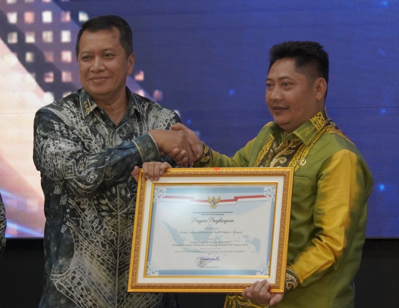 PENGHARGAAN:Bupati Kabupaten HST, Samsul Rizal menerima penghargaan pelayanan public kategori prima.