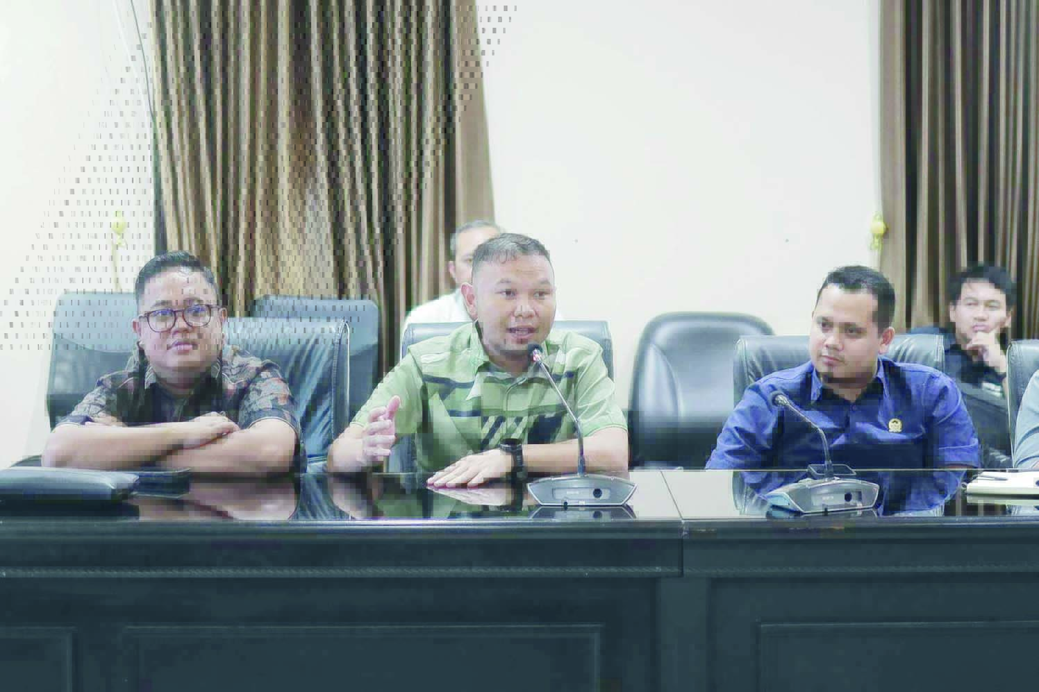 MENDESAK: Anggota DPRD Kalsel dari Dapil Batola, H Taufik Rahman, berbicara saat kunjungan kerja komisi.