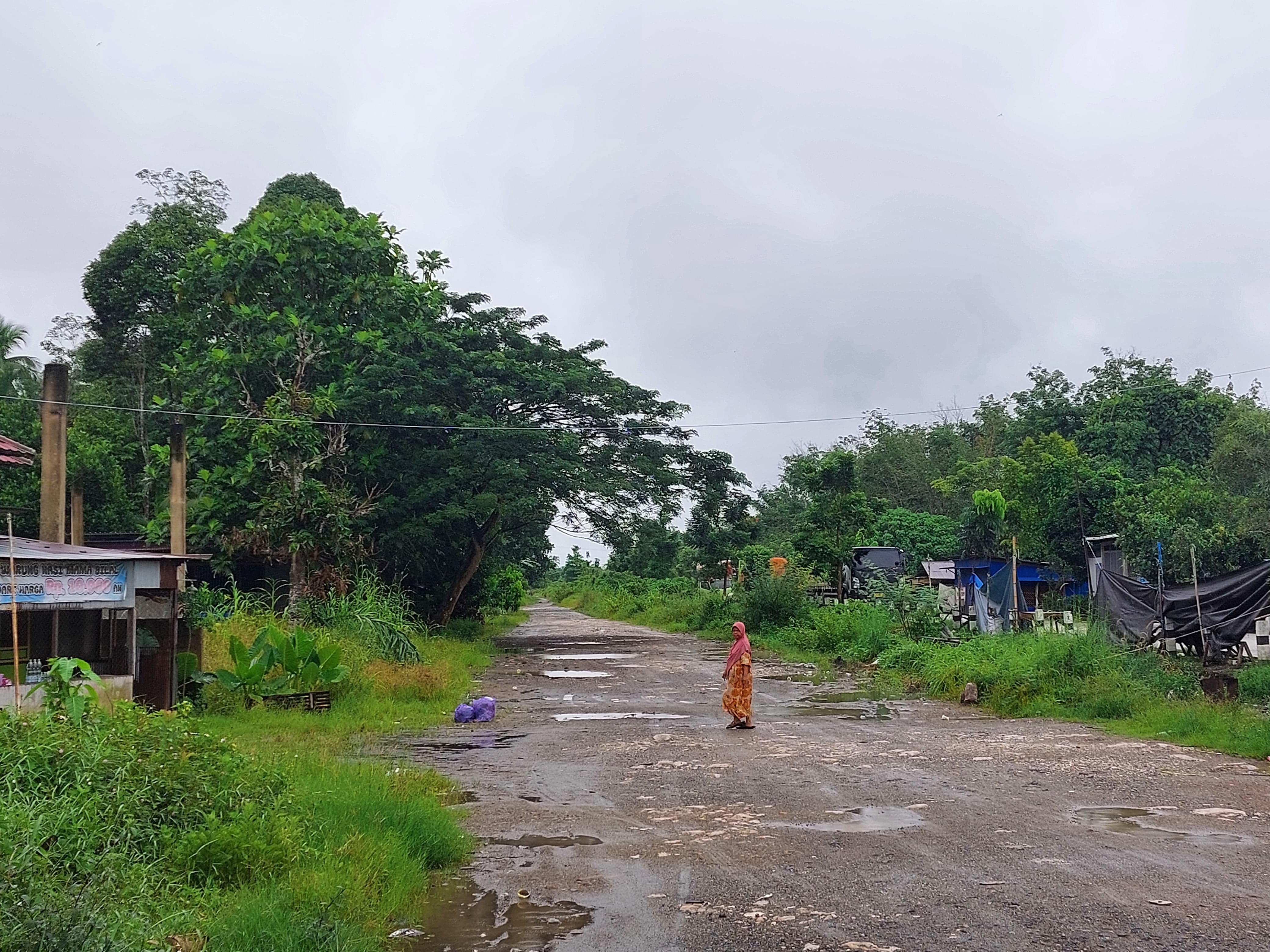 MASIH RUSAK: Ketua Komisi I DPRD HST ikut audiensi bupati bersama Dirjen Bina Marga Kementerian PUPR RI untuk membicarakan perbaikan Jalan Lingkar Kapar-Walangsi. (Foto: Jamaluddin/Radar Banjarmasin)