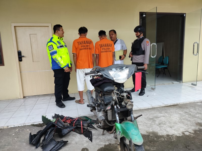 PRETELAN: Pencuri dan penadah bersama barang bukti motor yang telah dipreteli dan dijual kiloan.