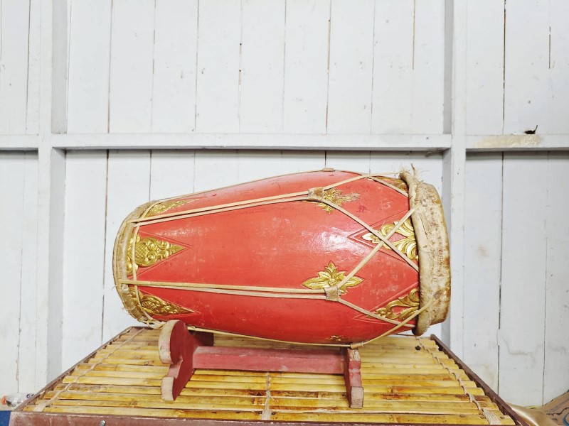 BABUN: Merupakan alat musik tradisional jenis yang di pukul khas Kalimantan terbuat dari kayu dan berbentuk tabung. Bagian sisinya dilapisi kulit binatang seperti kambing dan sapi.