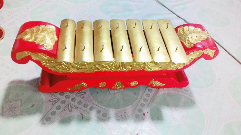 SARON: Alat musik utama pada gamelan Banjar. Alat musik ini merupakan instrument sebagai melodi.