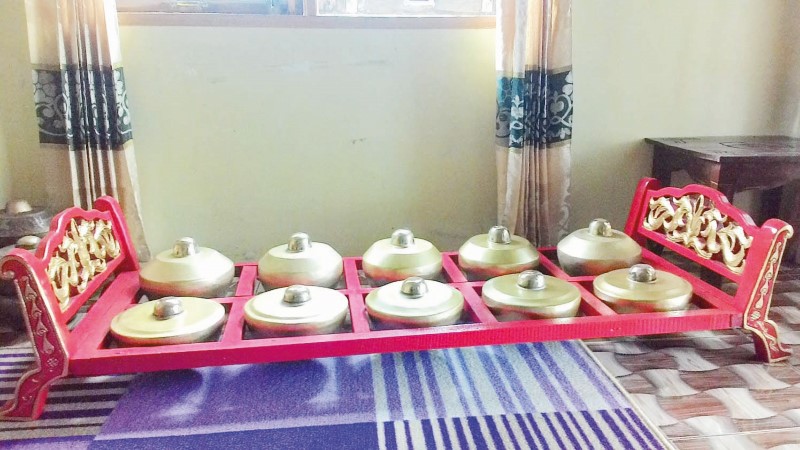 BONANG: Alat musik ini merupakan instrument penggiring pada gamelan Banjar