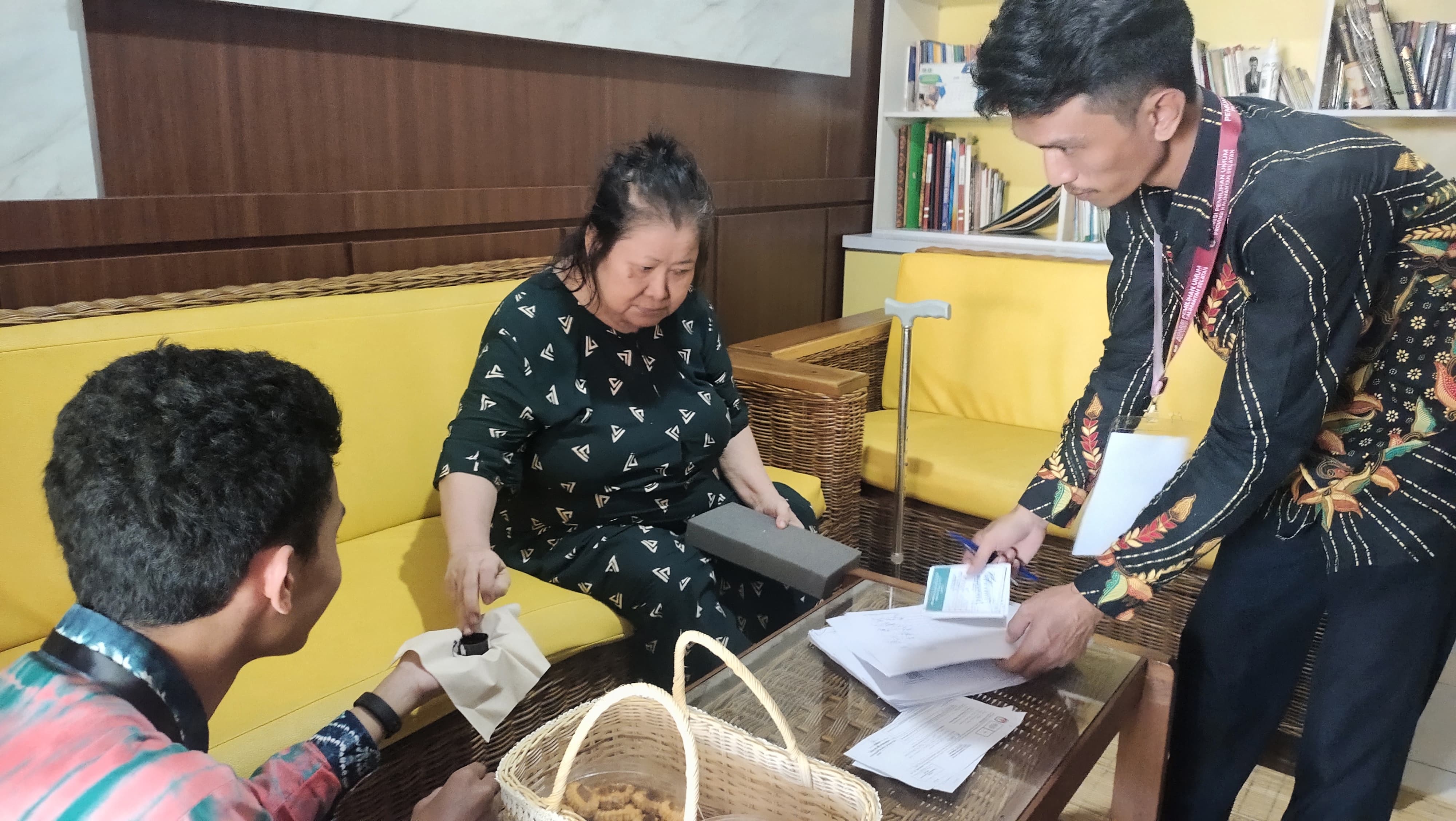 NYOBLOS DI RUMAH: Suwarni (73) mencelupkan jari ke tinta usai mencoblos di kediamannya, Sabtu (19/4/2025) siang.(foto:Bayu/Radar Banjarmasin)