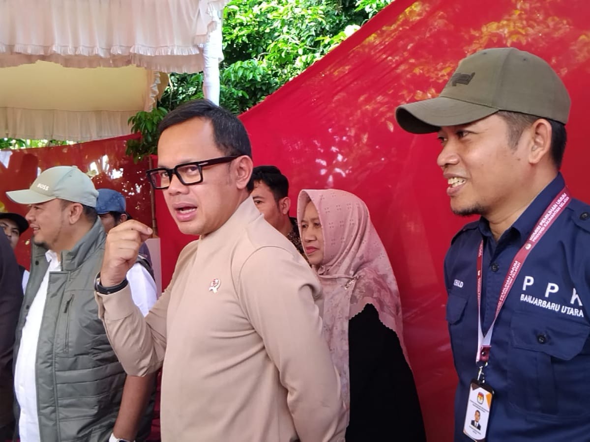 MENINJAU:Wamendagri, Bima Arya Sugiarto memantau salah satu TPSU Kelurahan Loktabat Utara, Kecamatan Banjarbaru Utara, Kota Banjarbaru, Sabtu (19/4/2025).(Foto:Tania untu Radar Banjarmasin)