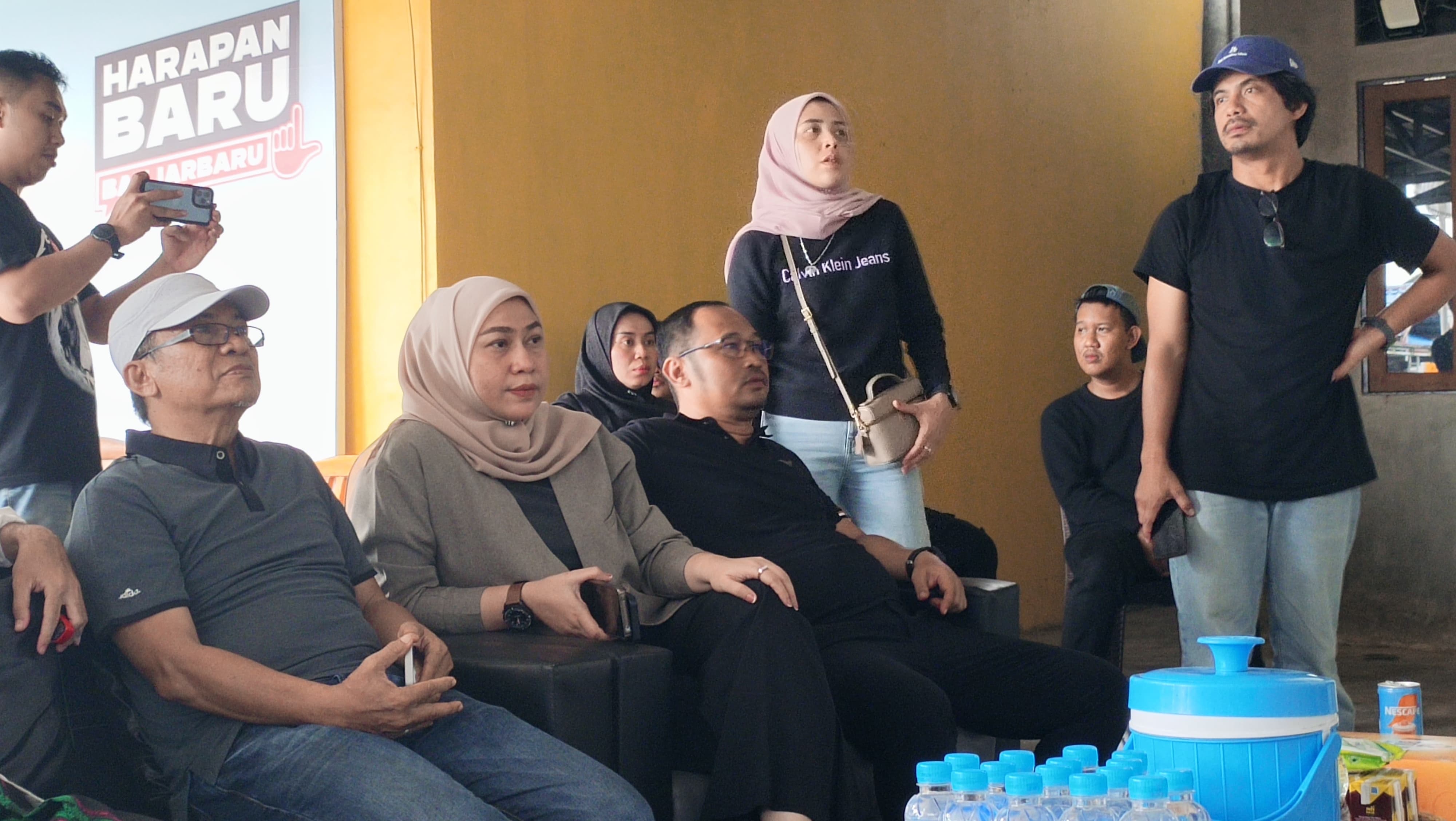 MENANTI:Calon Wali Kota Banjarbaru, Hj Erna Lisa Halaby mengamati real count Pilwali Banjarbaru 2025 di Posko Pemenangan Lisa-Wartono, Sungai Besar, Banjarbaru, Sabtu (19/4/2025).