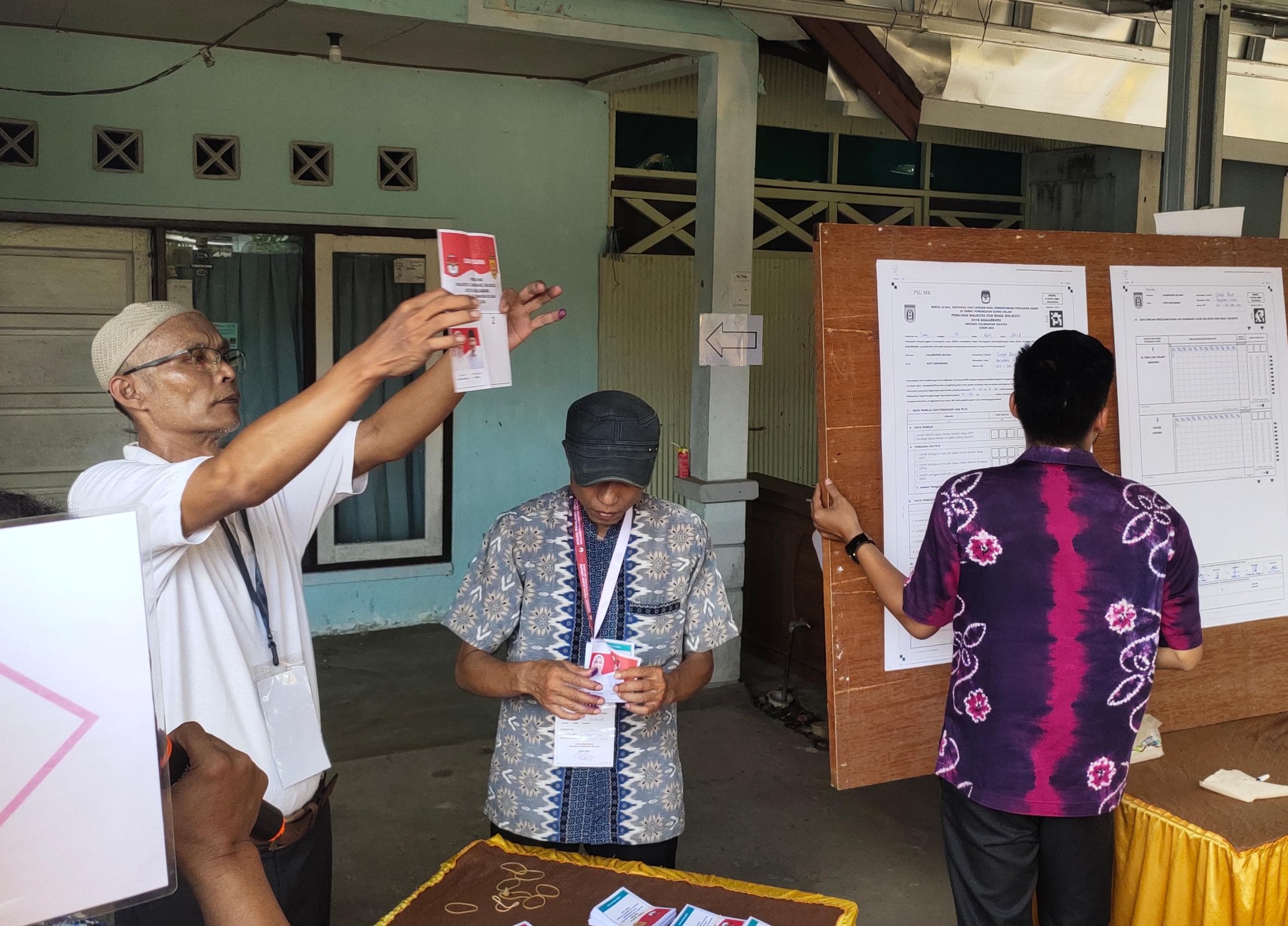 REKAPITULASI:Ketua KPPS TPS 026, Andri Harun Syahbransyah menghitung surat suara di TPS 026, Kelurahan Sungai Besar, Sabtu (19/4/2025).(Foto:Bayu AR/Radar Banjarmasin)