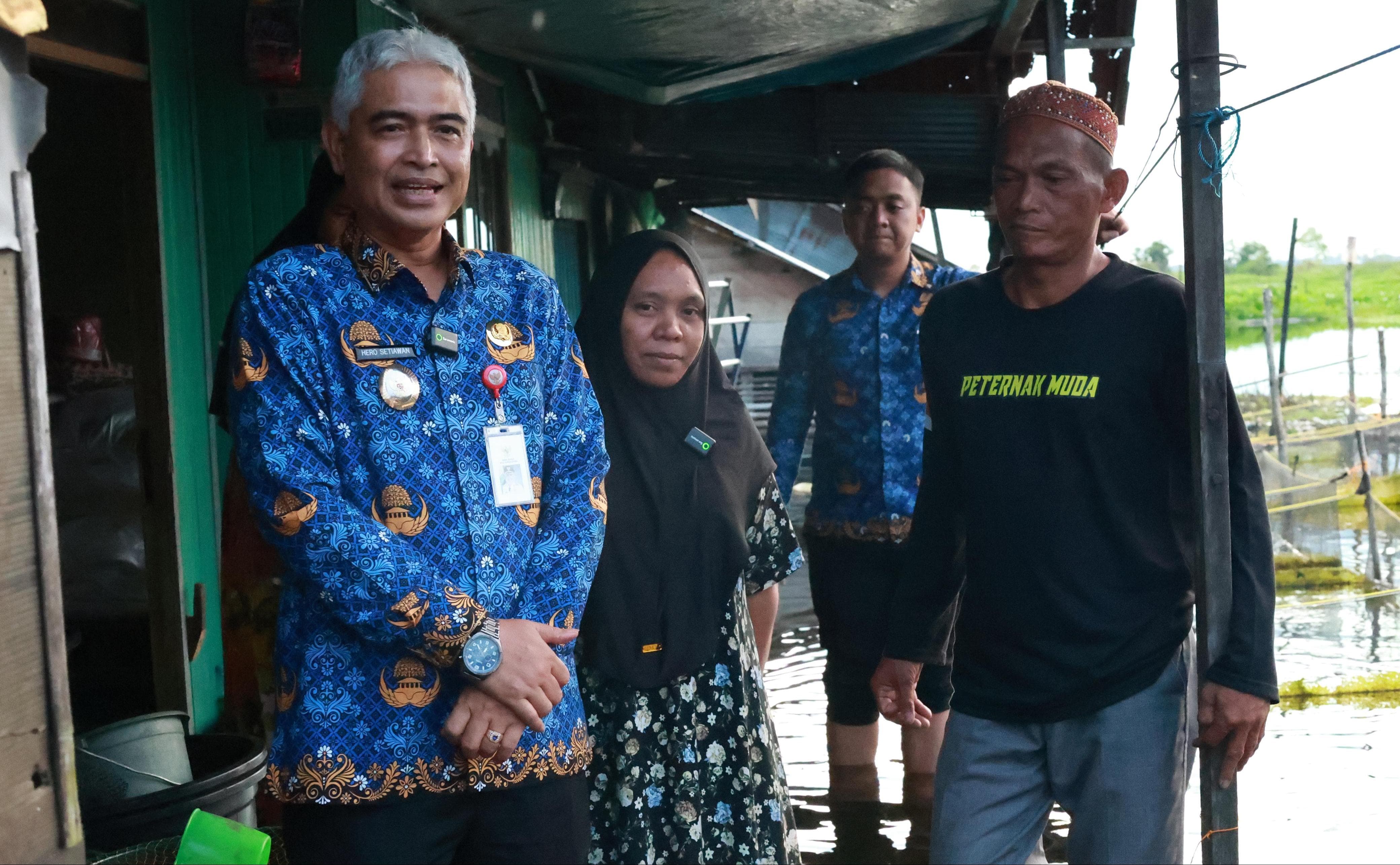 BERKUNJUNG:Wabup HSU, Hero Setiawan bersama Khadijah, Kartini Banua Menginspirasi tahun 2025, di lokasi ternak itik Desa Tapus Dalam, Kecamatan Sungai Pandan.(Foto:Istimewa)