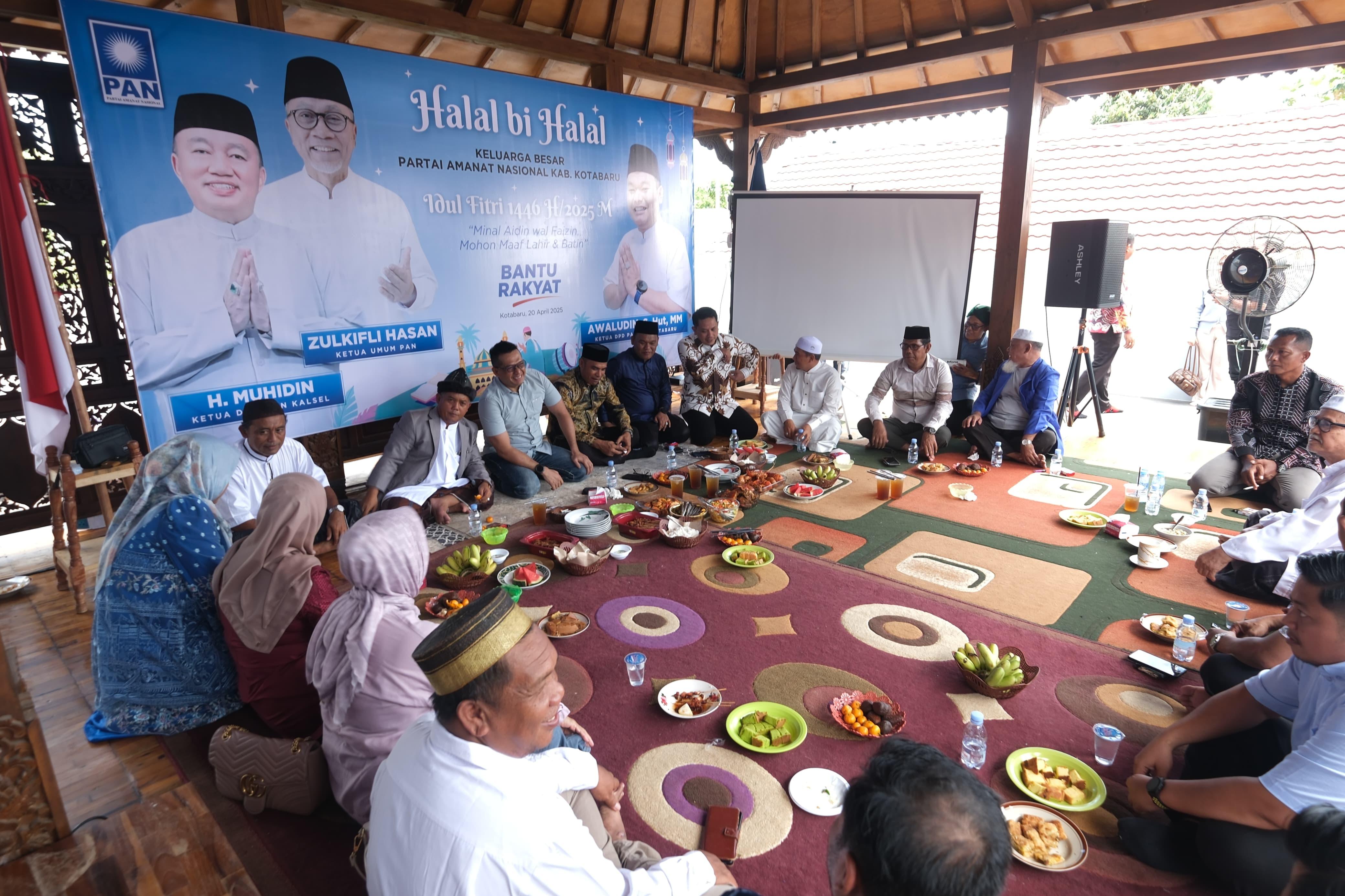 KHITMAD:Halal Bi Halal Keluarga PAN Kotabaru yang dimotori Awaludin, Wakil Ketua DPRD Kotabaru. (Foto:Fauzi Rahman untuk Radar Banjarmasin)