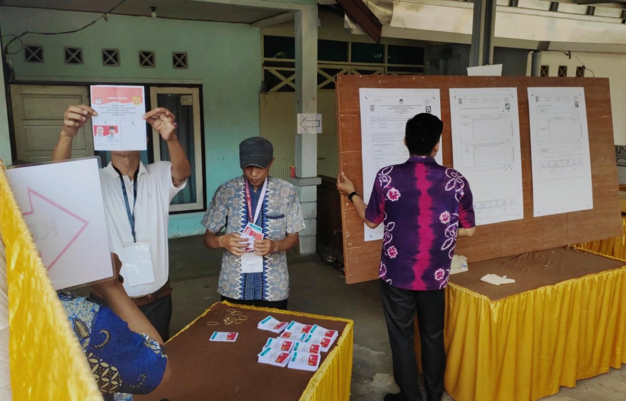 PENGHITUNGAN SUARA: Suasana pungut hitung di TPS 026, Sungai Besar, Banjarbaru saat PSU Pilkada Banjarbaru, Sabtu, 19 April. (Foto: Bayu Aditya Rahman)