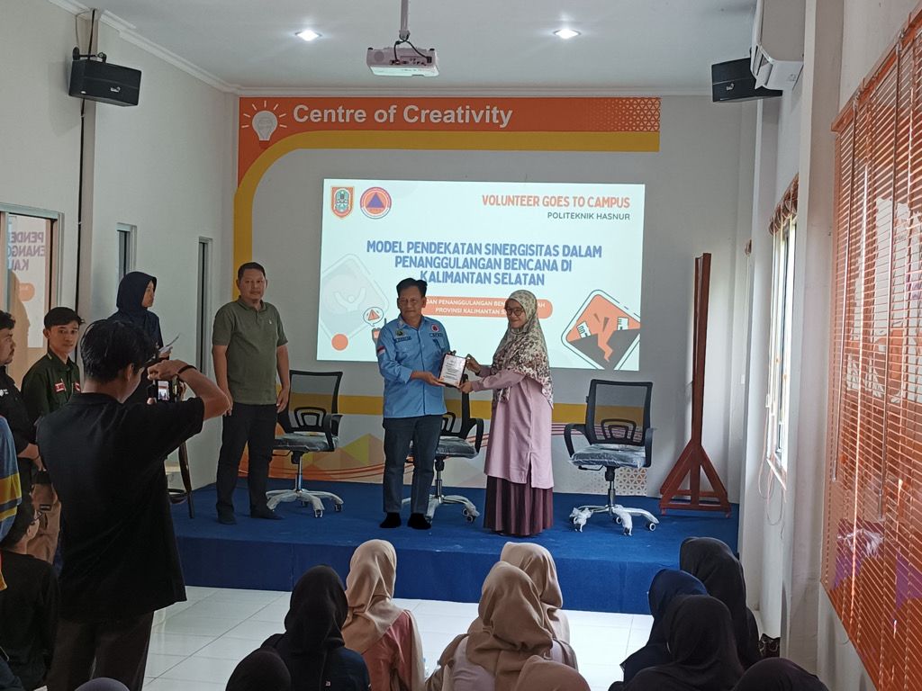 KOLABORASI: Aksi kolaborasi memberikan pendidikan dan simulasi mitigasi bencana berlansung harmoni, Sabtu (19/4/2025).