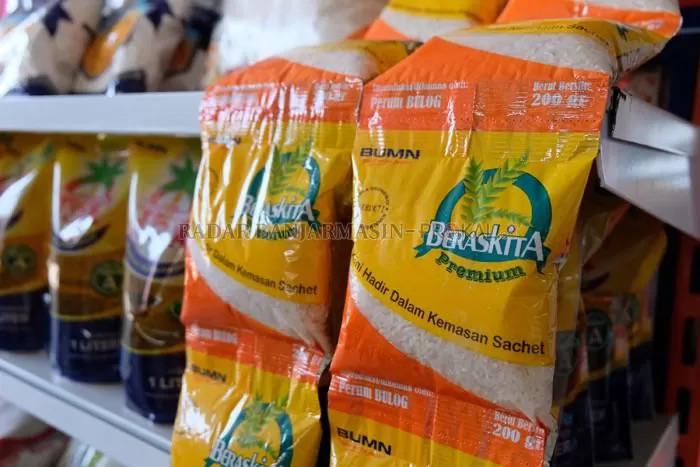 BERPOTENSI: Beras kemasan yang dijual di pasaran juga berpotensi tak sesuai takaran seperti yang tertera di label kemasan. (Foto : Dok Radar Banjarmasin)